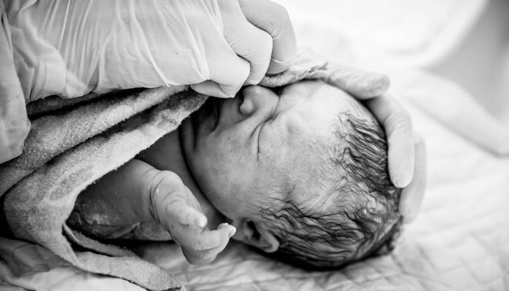 Медици давали указания за раждането по видеовръзка, тъй като линейката не е успяла да стигне заради метеорологичните условия Медици давали указания за раждането по видеовръзка, тъй като линейката не е успяла да стигне заради метеорологичните условия