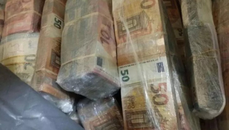 Валутата е открита във фабрична кухина в страничната стена на шофьорската кабина на ТИР с турска регистрация