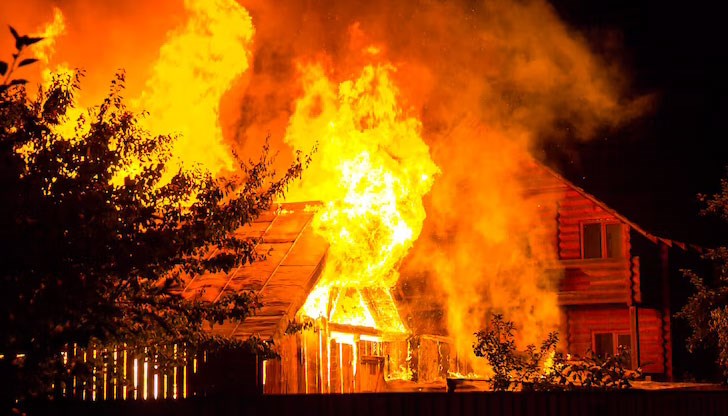 Сигнал за горяща къща е подаден снощи около 23:30 часа