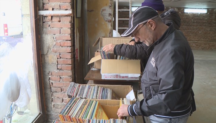 Слушането на музика от винилова плоча през последните години отново става модерно