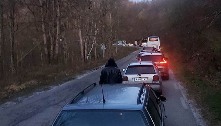 Още в първия почивен ден трафикът в посока ГКПП "Малко Търново" е засилен