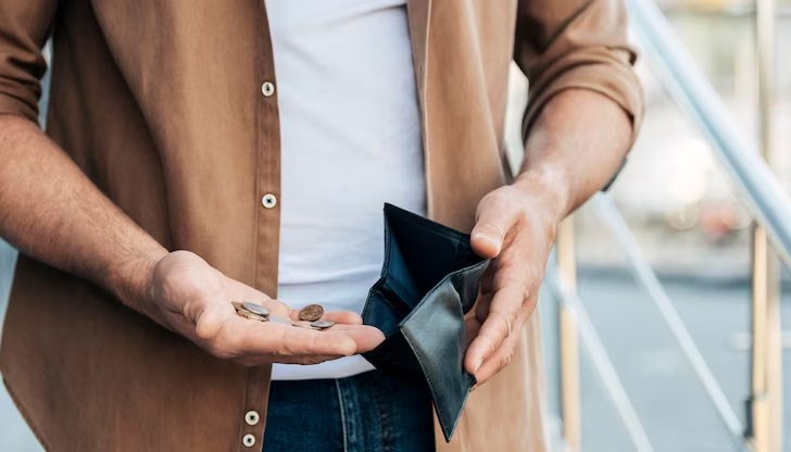 Хора продават имущество, за да покрият разходите си