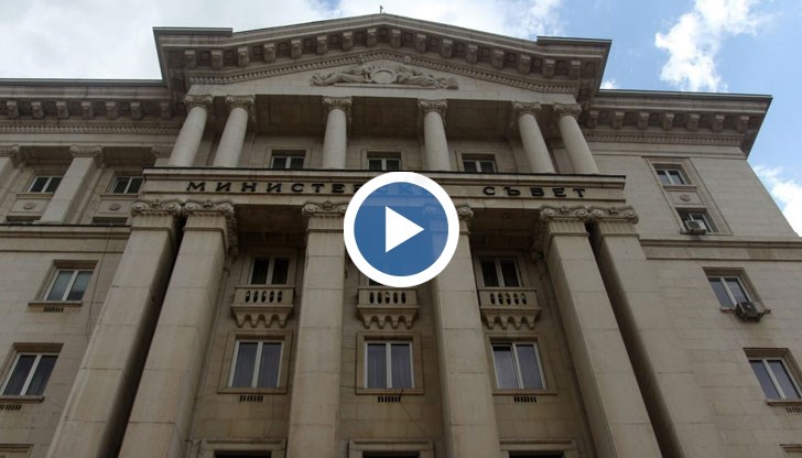 Политиците се държат малко като момичетата, които се явяват на конкурси за красота, коментира Георги Харизанов