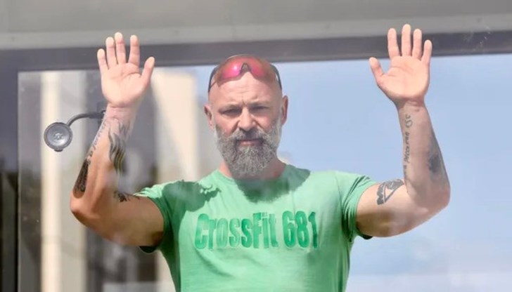 От 30 април до 14 май Краси няма да напуска "Стъклената клетка", която ще е оборудвана единствено с пътека за тичане и матрак От 30 април до 14 май Краси няма да напуска "Стъклената клетка", която ще е оборудвана единствено с пътека за тичане и матрак