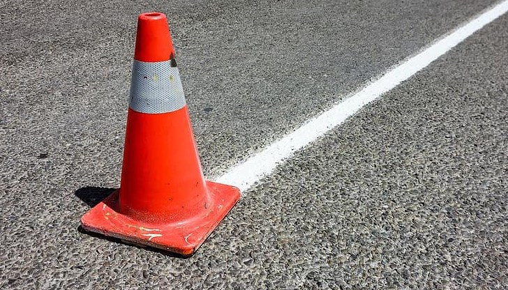 Край разклона за село Звегор движението става двупосочно в едната лента Край разклона за село Звегор движението става двупосочно в едната лента