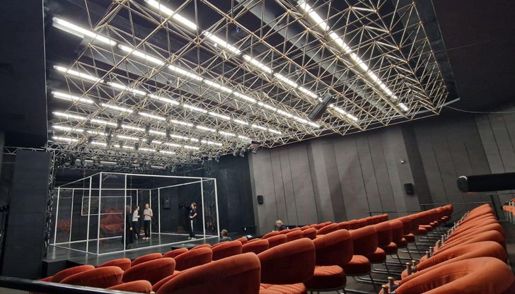 Това е първият основен ремонт на камерна зала от създаването ѝ през 2001 година