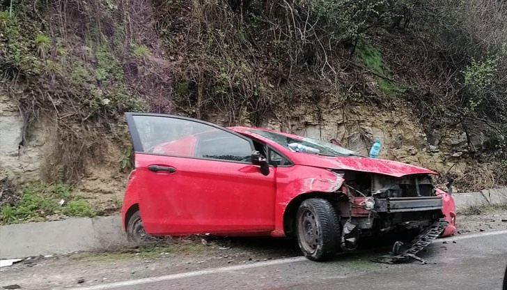 Лек автомобил е претърпял сблъсък до преобърнатия по-рано днес ТИР