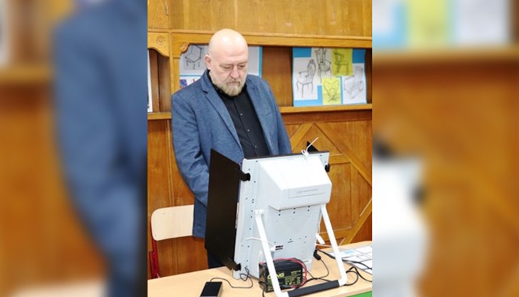 Областният управител на Русе гласува в 3-а секция в Професионалната гимназия по дървообработване и вътрешна архитектура "Йосиф Вондрак"