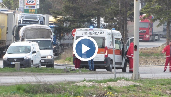 Човек е в болница след като автобус с ремарке го е закачил и съборил на земята