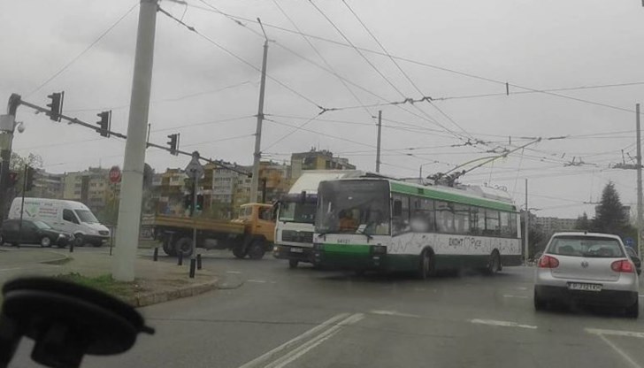 Ударили са се тролейбус от градския транспорт и товарен автомобил