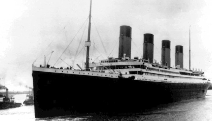 "Титаник" потъва в северната част на Атлантическия океан след сблъсък с айсберг и загиват 1635 души