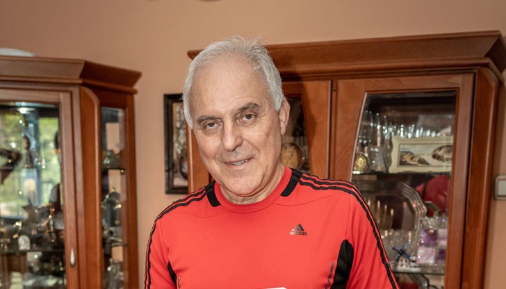 "Интелектуалци" искат да им простим, че си сложиха десетки милиарди в джоба, че пратиха в отвъдното милиони пенсионери, че превърнаха стотици хиляди българи в емигранти, че превърнаха държавния бюджет в банкомат "Интелектуалци" искат да им простим, че си сложиха десетки милиарди в джоба, че пратиха в отвъдното милиони пенсионери, че превърнаха стотици хиляди българи в емигранти, че превърнаха държавния бюджет в банкомат