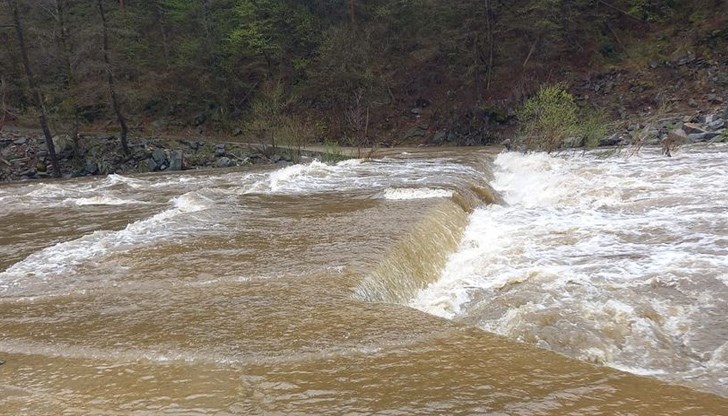 Обявиха частично бедствено положение за шест населени места - Русалско, Любино, Латинка, Аврамово, Песнопой и Сполука, тъй като железобетонният мост на река Арда при село Китница е залят от водите на реката