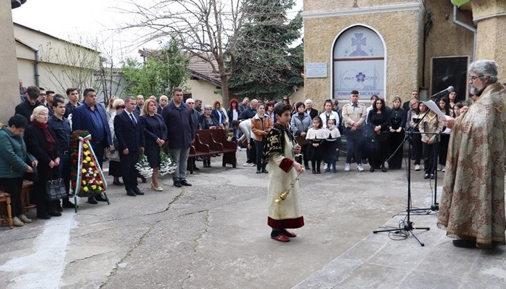 По време на възпоменателната церемония бе отслужена църковна служба от отец Дирайр Хадавян в двора на арменската църква „Света Богородица“ в Русе