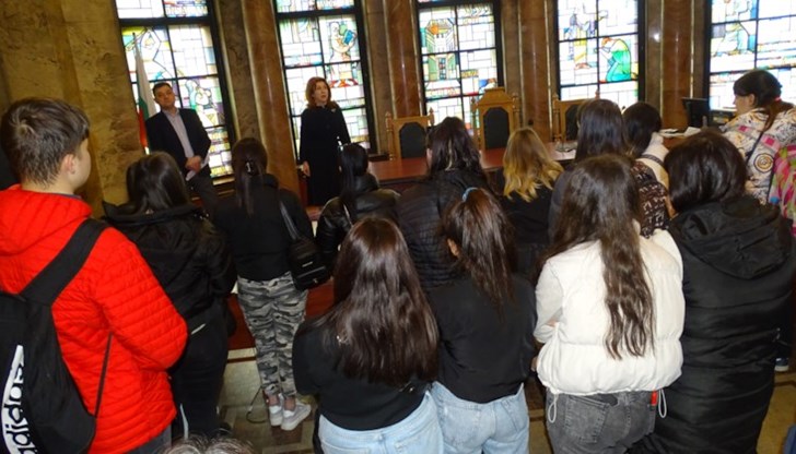 Ученици от ПГО „Недка Иван Лазарова“ посетиха Съдебната палата в Русе