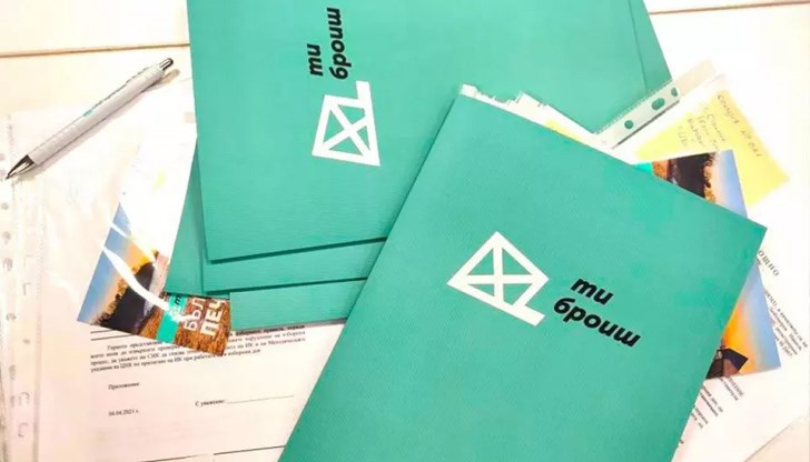 Сигналите се подават от близо 14 000 пазители на вота - доброволци и членове на секционни комисии от целия свят