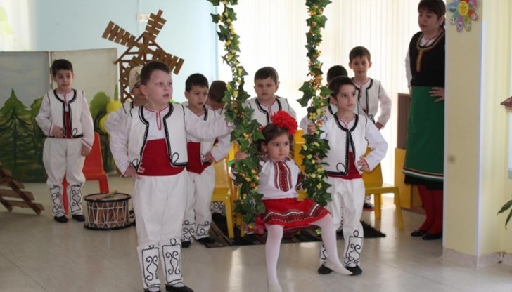 В пролетния празник се включиха деца от 3 и 4 група на детската градина