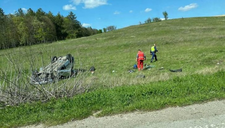 Автомобил се е обърнал по таван в крайпътна нива