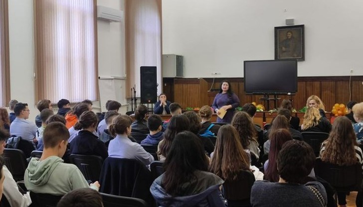 Гост-лектори на единадесетокласниците бяха съдия Вилиана Върбанова и прокурор Мирослав Маринов