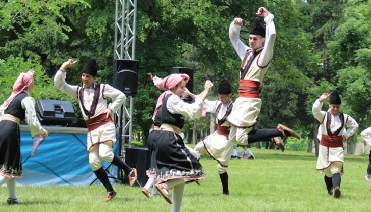 На 4 юни на открита сцена в Парка на младежта Община Русе ще проведе 53-ия ежегоден фолклорен събор „Златната гъдулка“.