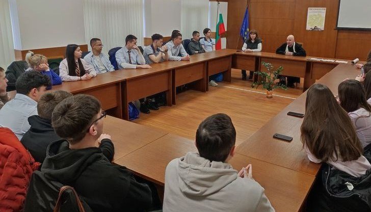 Първата от поредицата лекции се състоя днес с единадесетокласниците от ПГИУ „Елиас Канети“ в Тържествената зала на Административен съд – Русе с лекция на съдия Спас Спасов Първата от поредицата лекции се състоя днес с единадесетокласниците от ПГИУ „Елиас Канети“ в Тържествената зала на Административен съд – Русе с лекция на съдия Спас Спасов