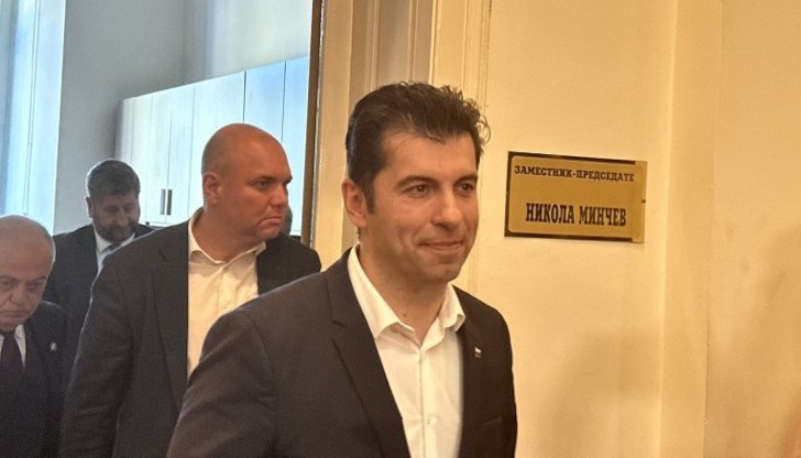 В момента сме в процес на взимане на политически решения и няма да се съобразяваме с чужди графици, поясни Петков