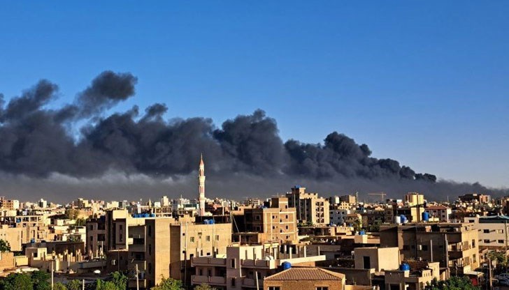 Силни експлозии и ожесточени престрелки разтърсиха Хартум тази сутрин