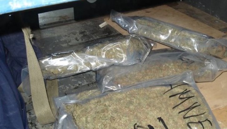 Митничарите откриват дрогата при проверка на влизаща в страната товарна композиция от влекач и хладилно полуремарке