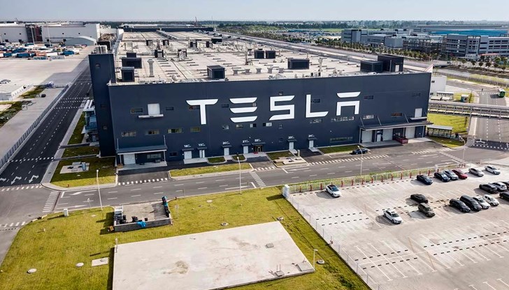 Компанията въвежда първия сериен автомобил с автоматично управление