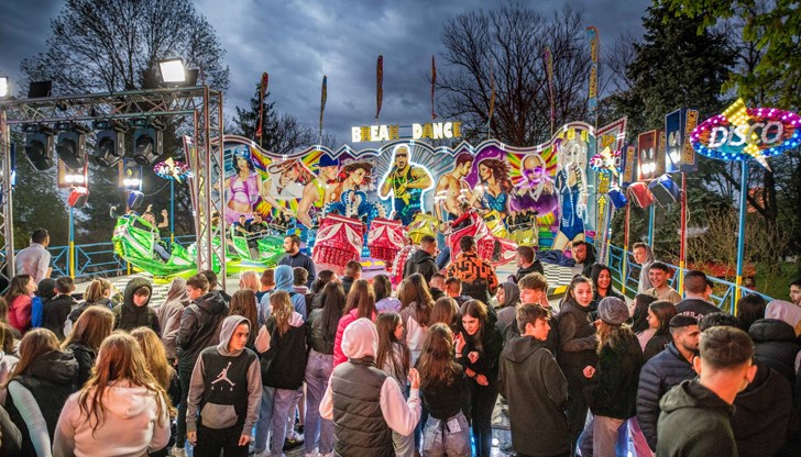 Десетки русенци се отправиха към Парка на младежта и напълниха атракционите и заведенията