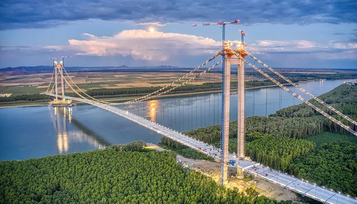 Висящият мост над река Дунав при град Браила е един от най-мащабните инфраструктурни проекти в страната през последните три десетилетия