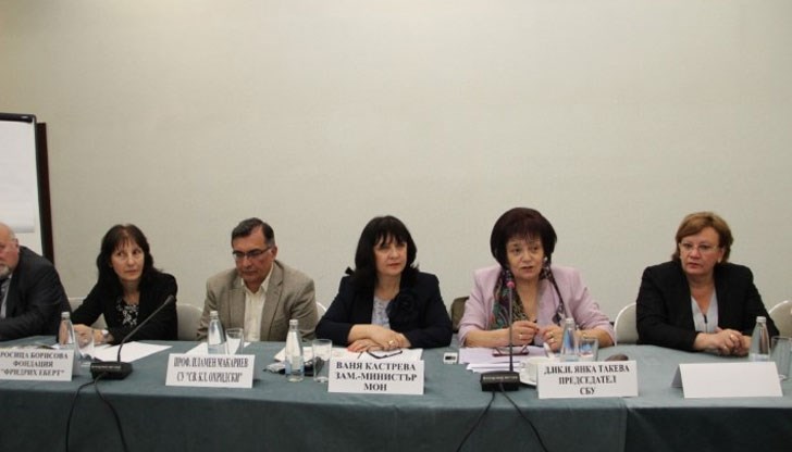 Министерството фаворизира единия профсъюз и му плаща за реклама и популяризиране на програми