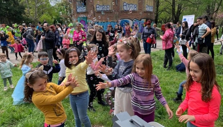 Фестивалът "Децата на Русе пеят и танцуват" събра над 300 деца, родители и педагози в Парка на младежта тази събота