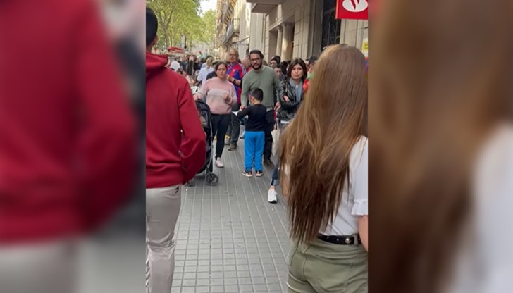 Огромни опашки се извиха пред магазина, където се състоя официалната промоция на биографичната книга на футболиста