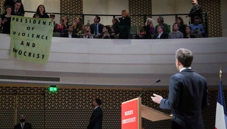 Протестиращите опънаха и плакат с надпис „Президент на насилието и лицемерието”