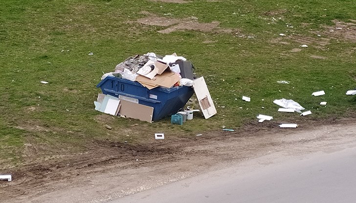 Цялата поляна зад блок 112 в квартал "Чародейка" е осеяна с боклук и начупени стъкла от контейнера за строителни отпадъци