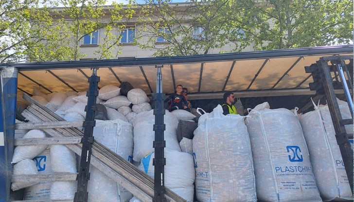 Доброволците се чудеха дали един ТИР ще успее да събере тоновете пластмаса