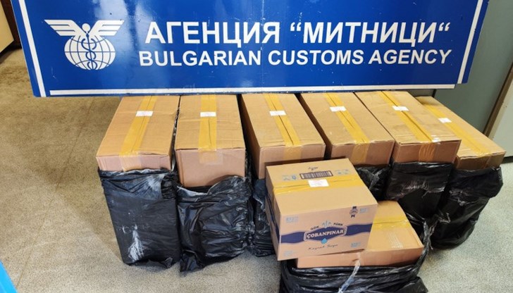 В товарно ремарке на камион с румънска регистрация митничарите откриват контрабандните цигари, поставени в кашони между метални пръти