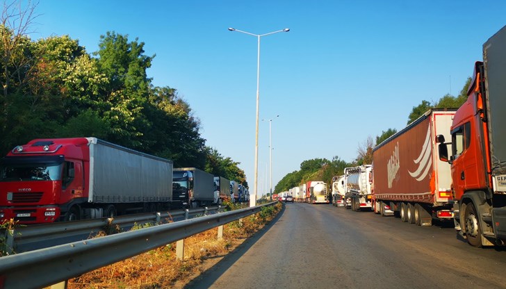 След забраната за внос на редица стоки от Украйна драстично намаля броят на влизащите през Дунав мост украински камиони