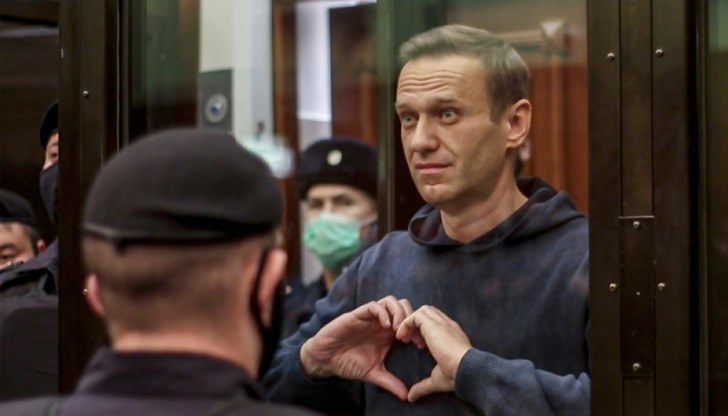 Говорителката на Навални съобщи, че той е държан в килия и въпреки острите болки, не получава медицинска помощ