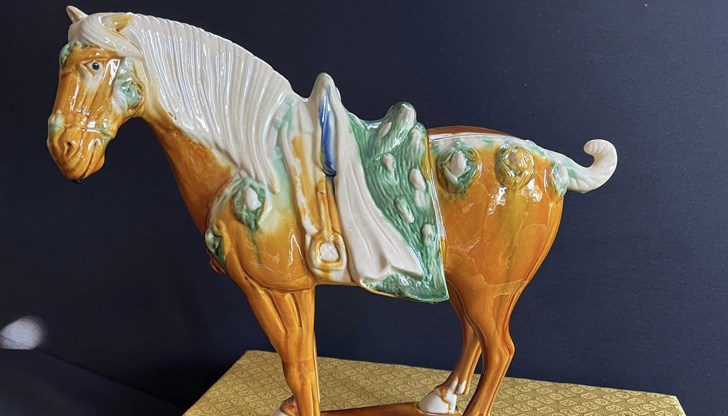 Дарението е статуетка на керамичен кон от времето на китайската династия Танг (618 - 907) Дарението е статуетка на керамичен кон от времето на китайската династия Танг (618 - 907)