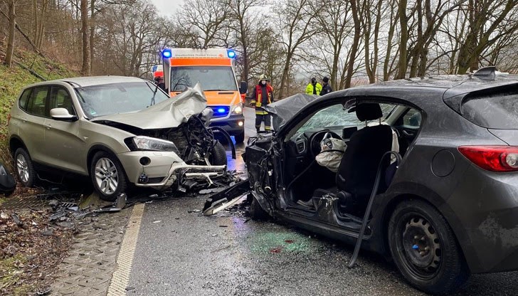 В болница са откарани три деца и шофьорът на втория автомобил