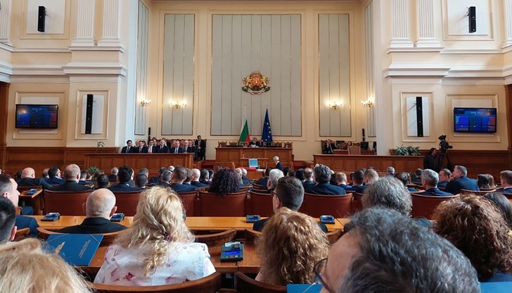 В самото начало на първото заседание на 49-ото Народно събрание русенският депутат сподели във Фейсбук снимка от мястото си в пленарна зала