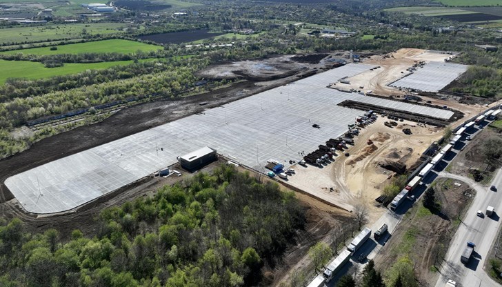 Русенец "видя отвисоко" как върви работата по ТИР-паркингът, който се прави край Русе Русенец "видя отвисоко" как върви работата по ТИР-паркингът, който се прави край Русе