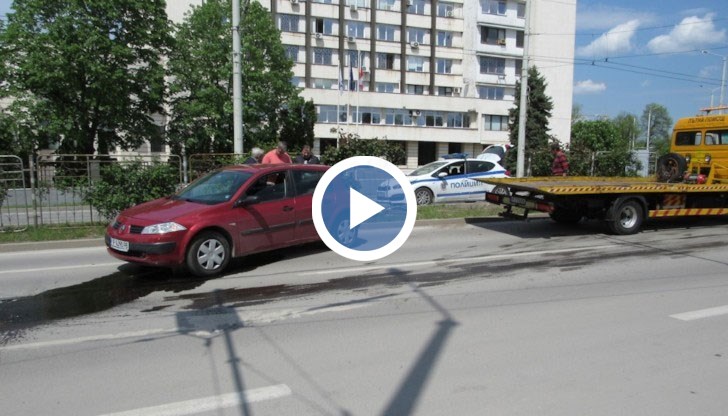 Лекият автомобил отнесе оградно пано на кръговото кръстовище