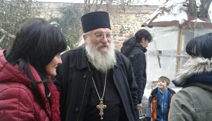 За Великден духовникът пожелава на целия български народ здраве, да се опитваме да бъдем по-добри хора и да помагаме с каквото можем на околните