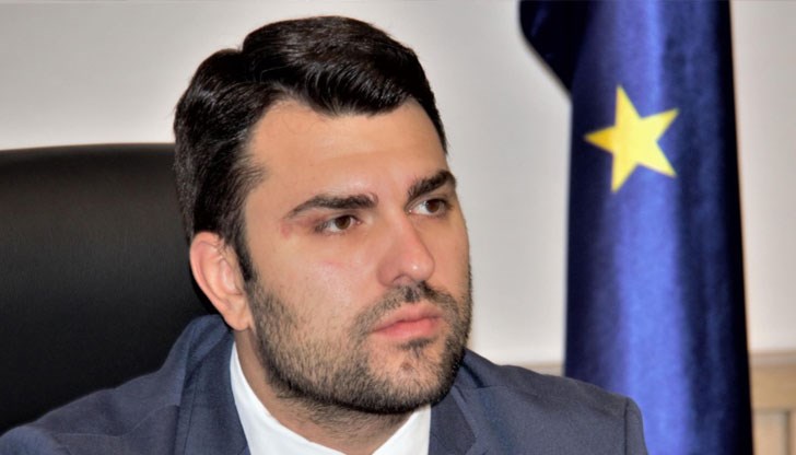 Лена, никой не е над закона, макар да Ви е навик да нарушавате основния закон, коментира депутатът от ГЕРБ Лена, никой не е над закона, макар да Ви е навик да нарушавате основния закон, коментира депутатът от ГЕРБ