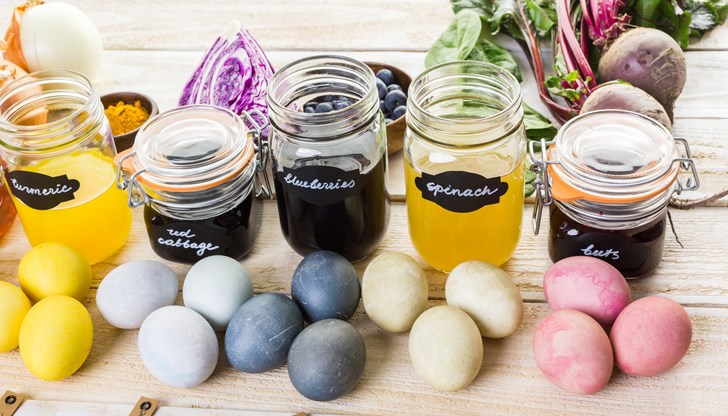 Боядисването на яйца датира от древния Близък изток още преди 2500 години и се смята по-скоро за езически обичай Боядисването на яйца датира от древния Близък изток още преди 2500 години и се смята по-скоро за езически обичай