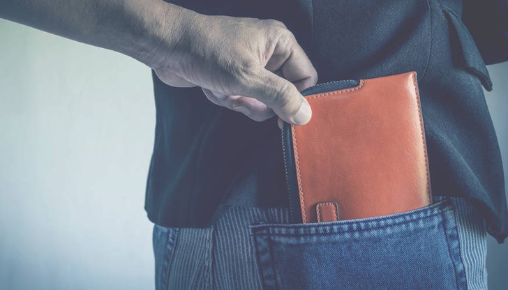 Двете жени откраднали в автобуса портмонето на 77-годишен мъж Двете жени откраднали в автобуса портмонето на 77-годишен мъж