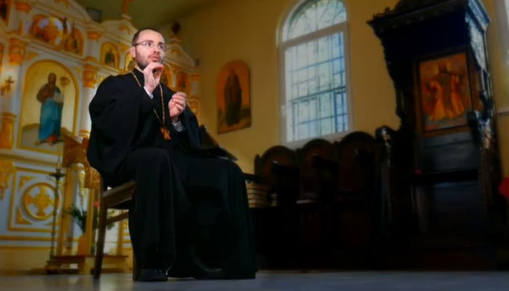 Отец Кирил Синев е бил дякон на Русенски митрополит Неофит (днес Патриарх Български)